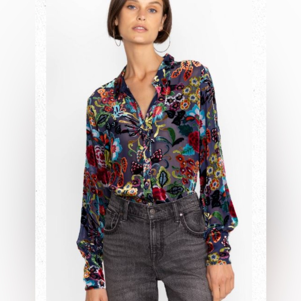 Johnny was MINTO BURNOUT YRENE BLOUSE
